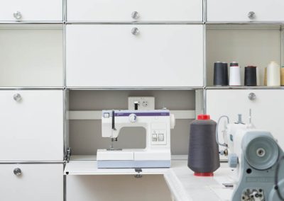 École Duperré, Paris. Mobilier USM Haller dans les ateliers de couture