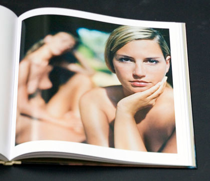 Sur l’étagère : Evidence par Mona Kuhn